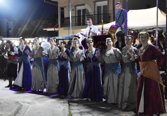 Εντυπωσίασαν οι Λαογραφικοί Σύλλογοι της Νάουσας στην 10η Εμποροπανήγυρη Κοπανού